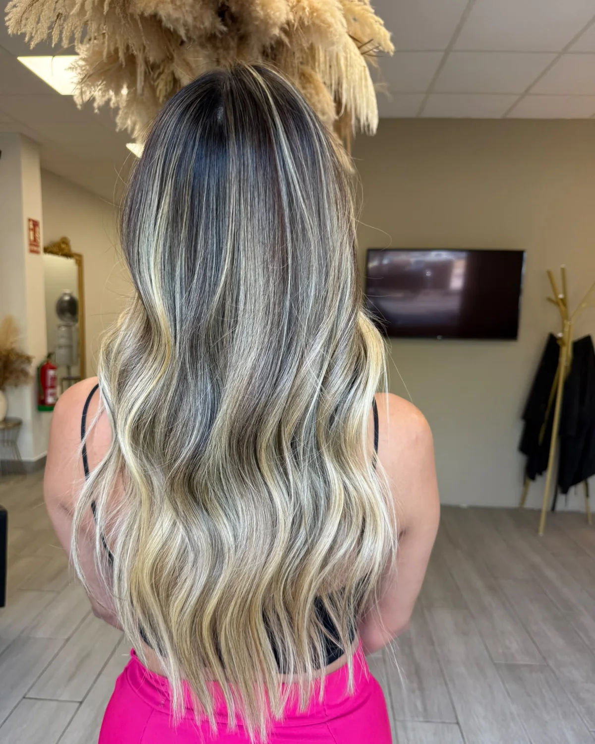 Después: balayage rubio, acabado ondulado